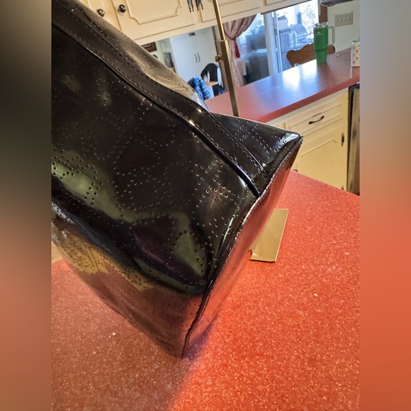 Kate Spade York Harmony Metro Black Patten Leather with perforated Hearts EUC! - Picture 7 of 9